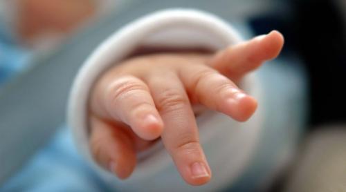 Un bebeluș, diagnosticat cu o malformație gravă a creierului, a venit pe lume viu, după un avort terapeutic!