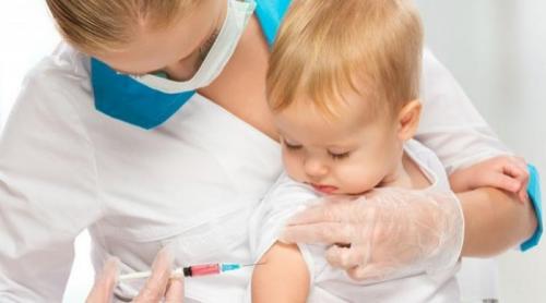 Proiectul legii vaccinării, adoptat de Guvern. Refuzul de vaccinare a copilului se face în scris!