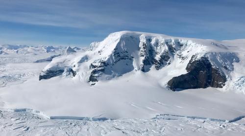 Oamenii de știință au descoperit o regiune vulcanică uriașă sub gheața Antarcticii