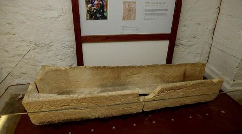 Au distrus un sarcofag vechi de sute de ani de dragul unei poze a odraslei
