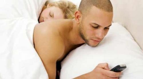 Când flirtul online înseamnă infidelitatea în relaţie?