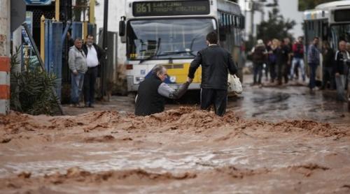 Ploi diluviene în Grecia: Insula Symi, devastată. Stare de urgenţă, declarată în mai multe regiuni