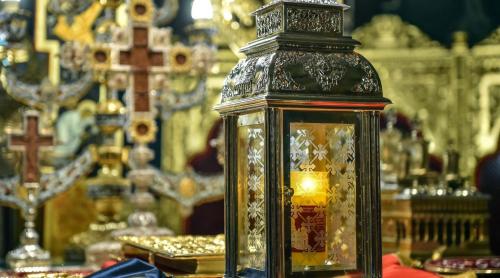 O delegaţie a Patriarhiei Române va aduce sâmbătă Sfânta Lumină de la biserica Sfântului Mormânt din Ierusalim