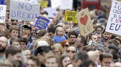 Zeci de mii de oameni cer la Londra încă un referendum privind BREXIT (VIDEO)