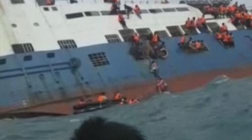Naufragiul unui feribot în Indonezia, soldat cu zeci de morţi. Imagini tulburătoare, virale pe Internet