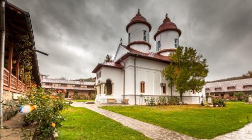 Fabuloasa Românie. Închinăciune la Mănăstirea Viforâta