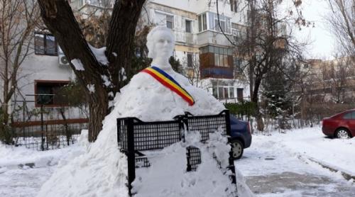 Bustul lui Mihai Eminescu, sculptat în zăpadă de un pensionar din Galați