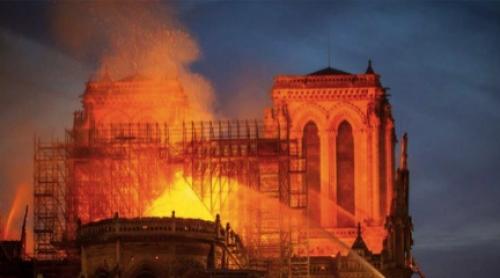 ANCHETĂ complicată, în cazul incendiului catastrofal de la Notre Dame. Muncitorii de pe șantier, audiați