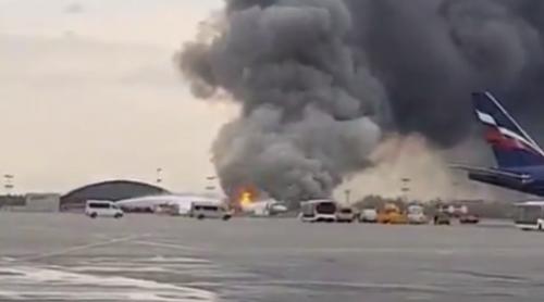 Un avion a luat foc pe aeroportul din Moscova (VIDEO)