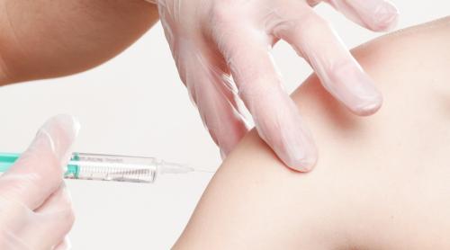 Autoritățile din România nu au decis încă dacă optează pentru vaccinarea obligatorie sau mențin imunizarea recomandată