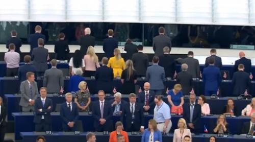 Europarlamentarii Brexit s-au întors cu spatele în timpul intonării imnului UE (VIDEO)