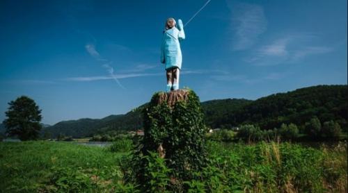 Statuie sau sperietoare de ciori? Un monument din lemn dedicat Melaniei Trump, motiv de puternice controverse