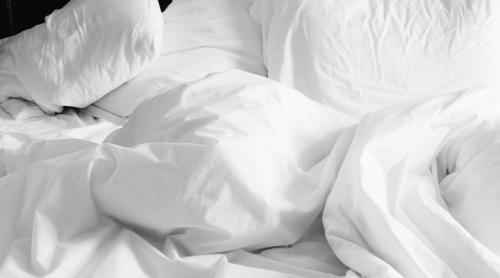 De ce hotelurile folosesc întotdeauna lenjerie de pat de culoare albă 