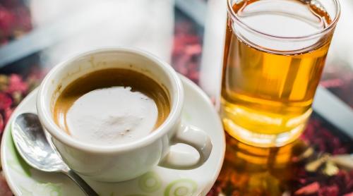 Cafeaua sau ceaiul consumate cu patru ore înainte de culcare nu afectează somnul