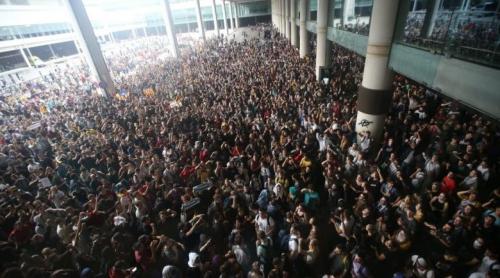 Tensiuni maxime la Barcelona. Aeroportul, blocat de protestatari, ciocniri cu forțele de ordine; peste 100 de zboruri anulate