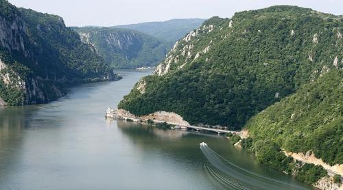 Fabuloasa Românie. Dunărea la Cazane - veşnica înfruntare între apă şi stâncă