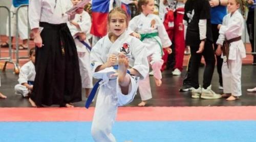 O fetiță din Brașov este dublă campioană mondială la karate !