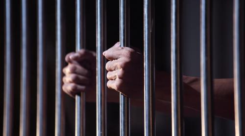 Un deţinut condamnat la închisoare pe viaţă a susţinut că şi-a ispăşit pedeapsa, deoarece la un momendat i s-a oprit inima, deci a murit