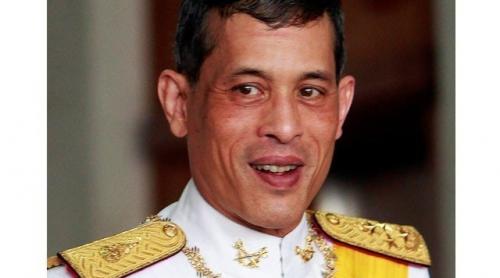 ÎI DĂ MÂNA! Regele Thailandei s-a izolat alături de 20 de femei, din calea coronavirusului