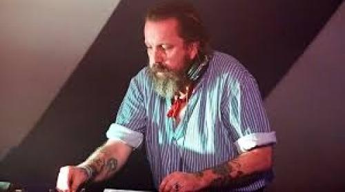 Un renumit DJ și producător muzical a murit 