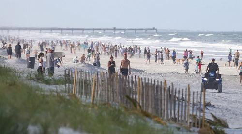 Plajele din Florida luate cu asalt de locuitori după ridicarea restricțiilor de circulație