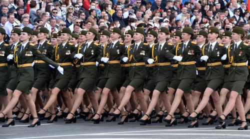 Mii de oameni au luat parte la parada militară din Belarus