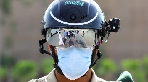 Poliția folosește căști de supraveghere pentru a verifica persoanele infectate cu coronavirus