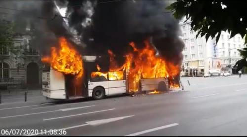 Un troleibuz a luat foc în centrul Capitalei (VIDEO)