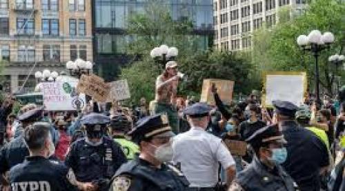 În urma protestelor din New York, primarul orașului taie bugetul departamentului de poliție