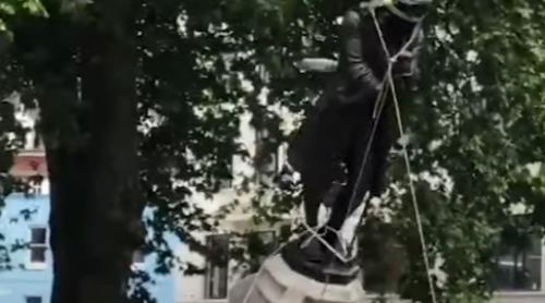 Statuia unui negustor de sclavi din Anglia a fost dărâmată și aruncată în râu
