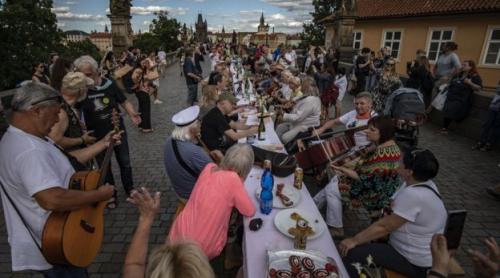Petrecere de adio pentru coronavirus în Cehia, la o masă lungă de 500 de metri (VIDEO)