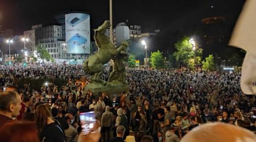 Proteste și violențe la Belgrad, din cauza impunerii stării de urgență