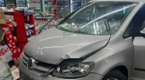 Ilfov: O femeie a intrat cu mașina direct în supermarket