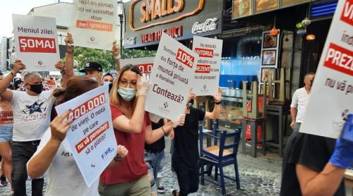 Protestul angajaților teraselor în Centrul Vechi împotriva măsurilor Guvernului: „La felul cum serviți (țara), nu meritați tips!”