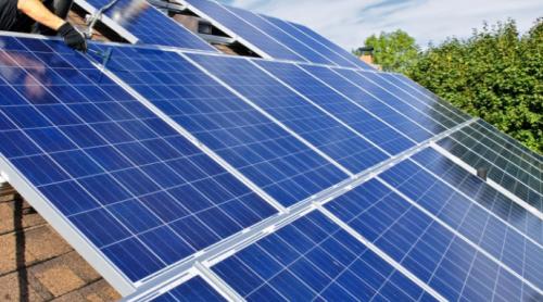 Electric Up: Guvernul vrea să ofere firmelor din HoReCa fonduri nerambursabile pentru a-și instala panouri solare sau stații de încărcare a mașinilor electrice