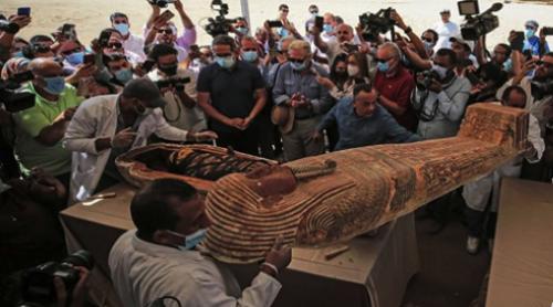 Egiptul a anunţat că a descoperit 59 de sarcofage şi zeci de mumii în Saqqara, neatinse de peste 2.600 de ani