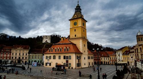 Orașul Brașov intră în scenariul roșu: Cursurile școlare se fac doar online, restaurantele se închid