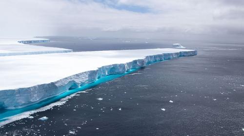 CLIMĂ. Cel mai mare gheţar din lume s-a rupt în bucăţi şi se topeşte