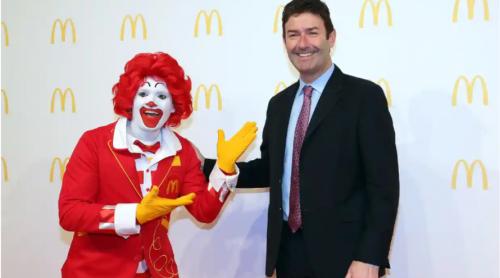 Fost șef al lanțului McDonald’s, concediat și amendat cu 400.000 de dolari pentru că s-a îndrăgostit de o colegă