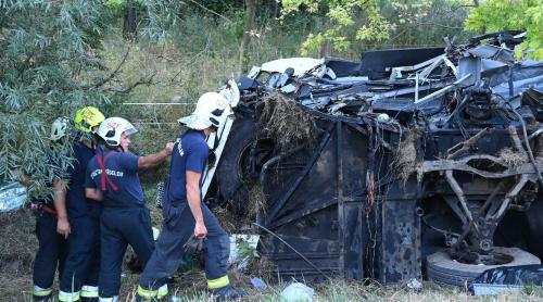 Opt persoane au decedat duminică dimineaţă într-un accident de autocar pe o autostradă din Ungaria