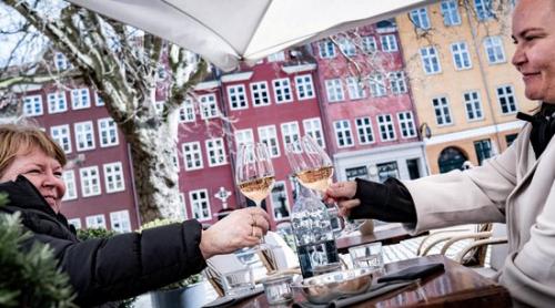 Covid-19: Danemarca intenționează să ridice toate restricțiile în ciuda cazurilor record