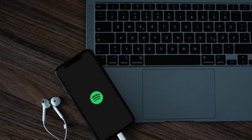 Spotify va introduce notificări speciale pentru podcasturile care conţin discuţii despre COVID-19