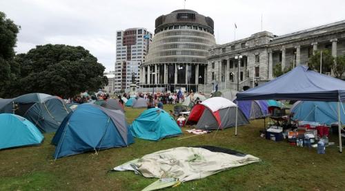 Noua Zeelandă: tabăra de protestatari anti-restricții crește în fața Parlamentului