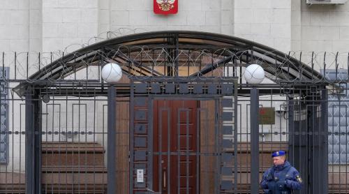 Rusia începe să evacueze personalul diplomatic din Ucraina și coboară steagurile de pe ambasadă