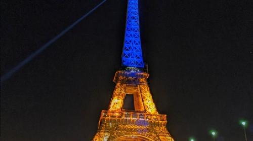 Tour Eiffel si Poarta Brandenburg iluminate în culorile Ucrainei vineri seara