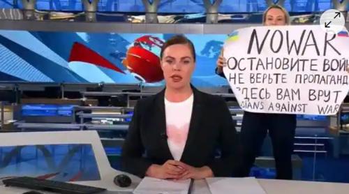„Ei te mint!" O jurnalistă întrerupe în direct principalele știri ale televiziunii ruse