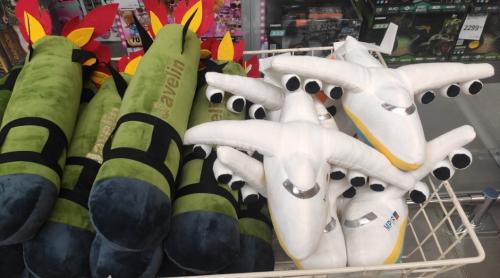 Avioane și rachete de pluș, jucării noi pentru copiii ucraineni