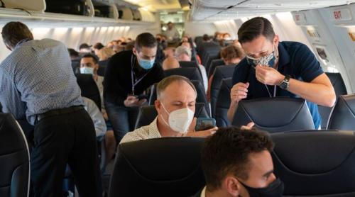 Un judecător american anulează obligația de a purta mască în avioane și trenuri