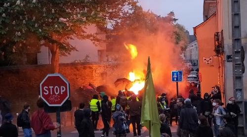 Macron, afară!: în Franța sute de manifestanți s-au înfruntat cu poliția după rezultatul alegerilor prezidentiale