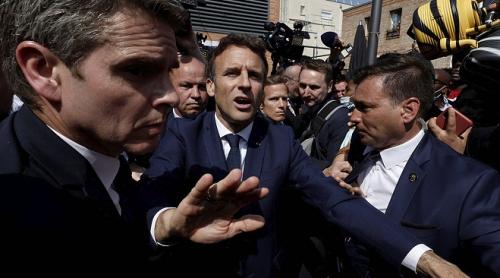 Emmanuel Macron atacat cu roșii în prima apariție publică după realegerea sa (video)